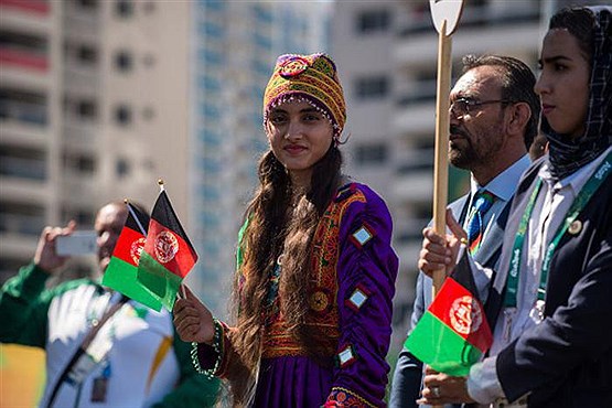 عکس پرچم افغانستان در دست دختر