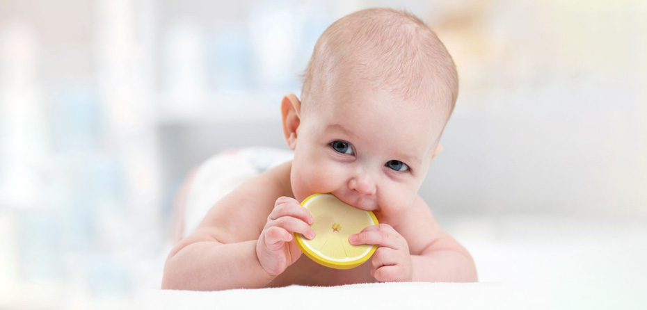 دادن لیمو شیرین به نوزاد پنج ماهه
