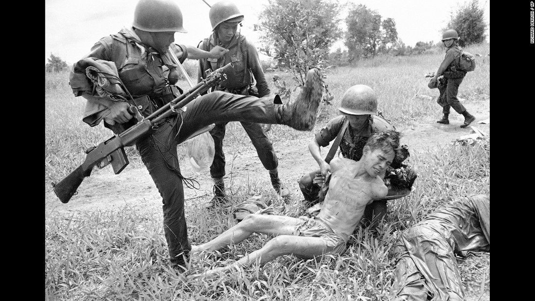 graphic pics of vietnam war
