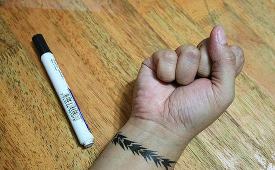 نقاشی با خودکار مشکی روی دست