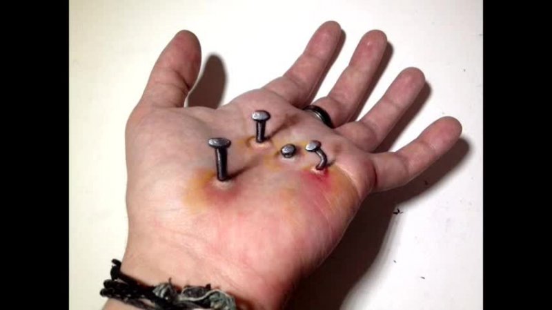 نقاشی سه بعدی ترسناک روی دست
