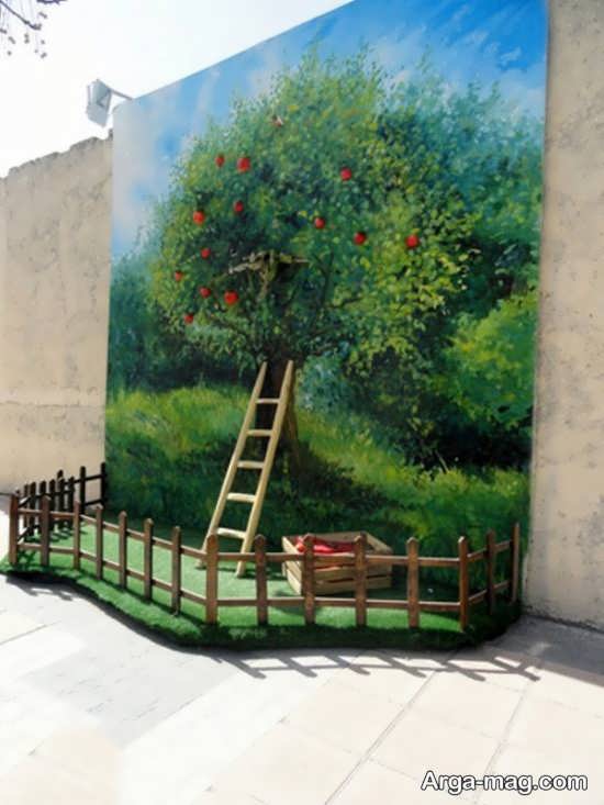 نقاشی سنتی روی دیوار حیاط

