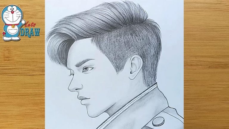 طراحی چهره پسر جوان با مداد سیاه