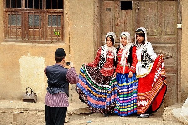 نقاشی لباس محلی آذربایجان شرقی
