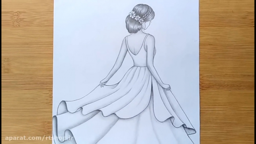 نقاشی دخترانه با لباس زیبا
